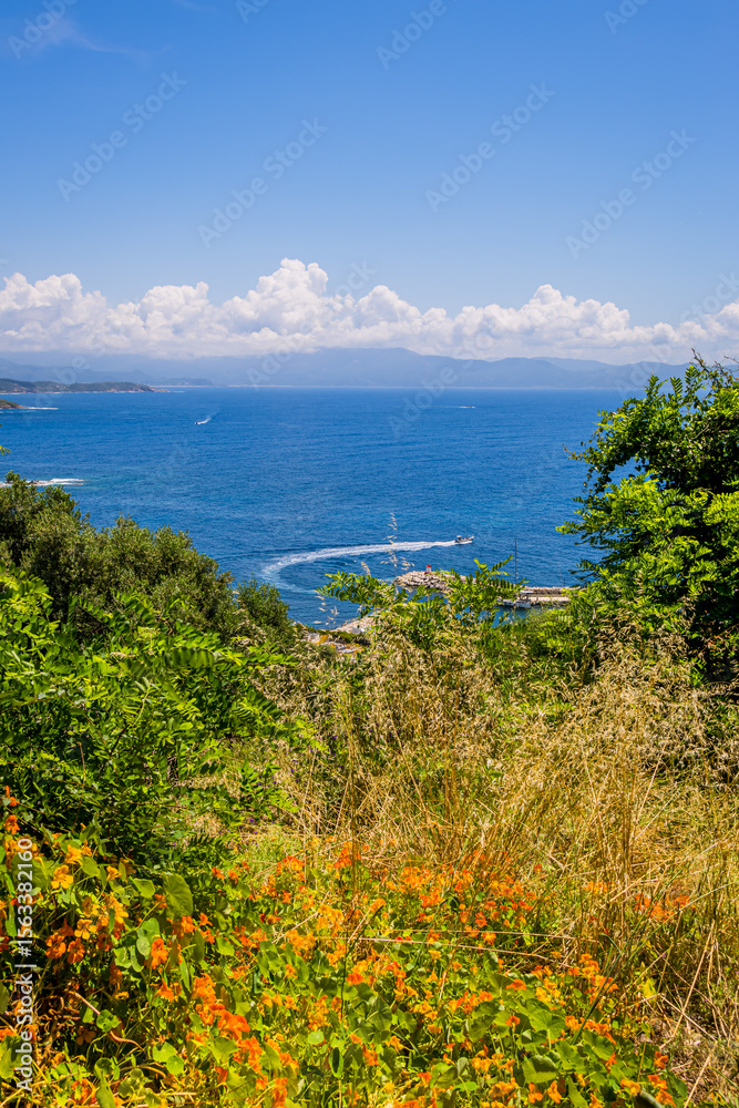 Obraz premium Vue sur la côte depuis le village de Cargèse en Corse du Sud en France