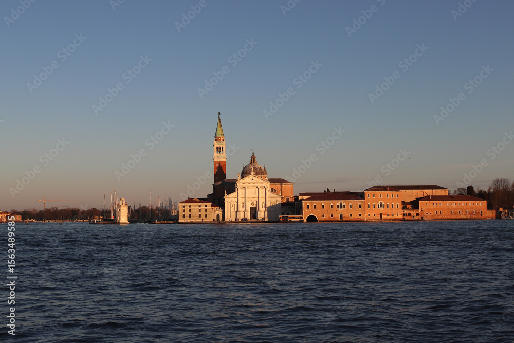 Fototapeta premium coucher de soleil hivernal sur la Basilique San Giorgio Maggiore à Venise
