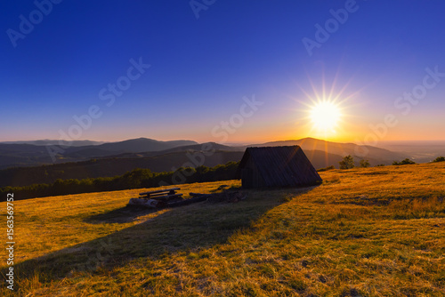 Fototapeta Naklejka Na Ścianę i Meble -  Zachód słońca w górach, polana - Hala Jaworowa, widok na samotne drzewo i bezchmurne niebo, krajobraz