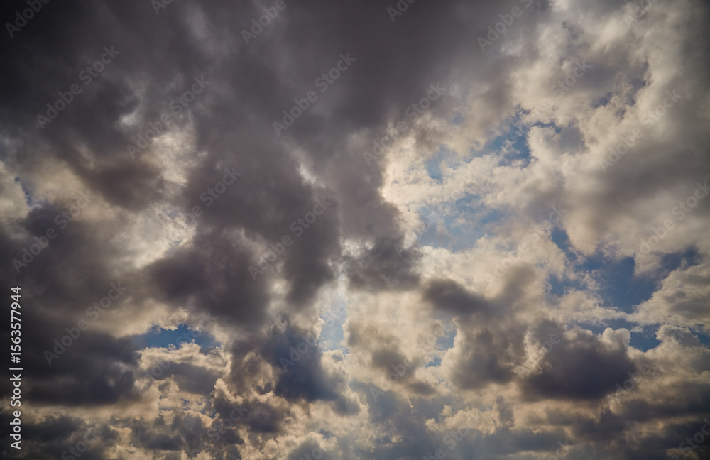 Obraz premium Dark and white clouds in the sky have covered the horizon, suitable for articles on weather, global issues, and transformation.
