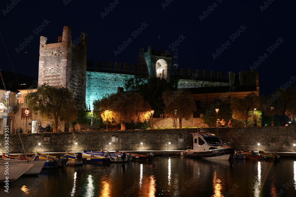 Fototapeta premium Burg Ruine am See