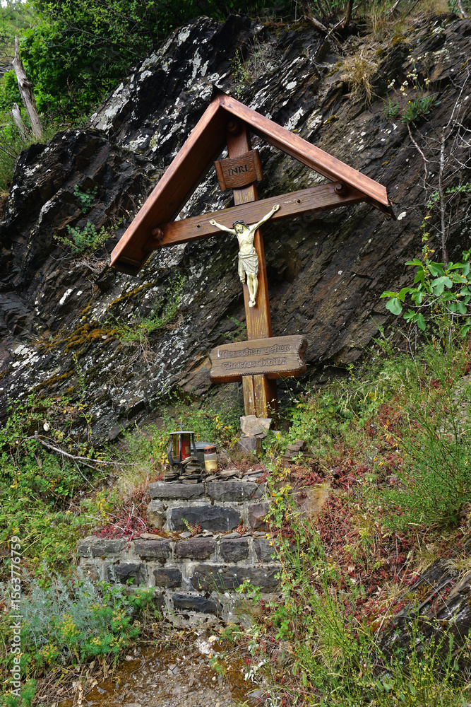 Wegkreuz am Calmont Klettersteig an der Moselschleife bei Bremm und Eidiger-Eller in Rheinland-Pfalz; Wegkreuz am Calmont Klettersteig an der Moselschleife bei Bremm und Eidiger-Eller in Rheinland-Pfalz;