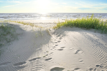 Leinwandbilder Dünen Fußspuren im Sand Richtung Meer  © Kaspars
