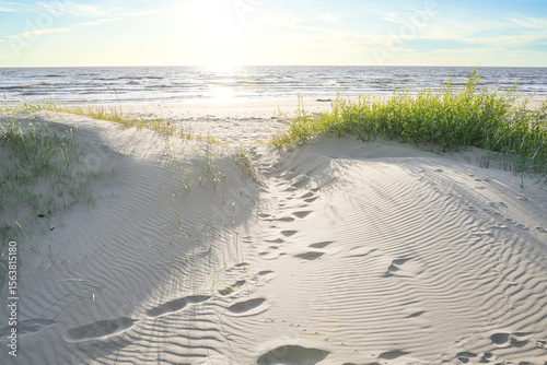 Foto footprints in the sand towards the sea