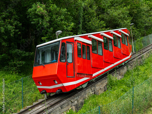 Tableau sur toile A red funicular climbs the hillside in Bilbao, offering scenic views of the city below