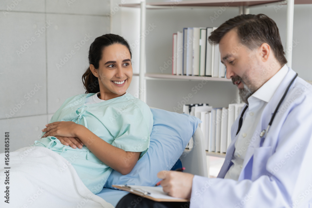 Obraz premium Specialist doctors providing medical treatment and discussing test results with patients in a hospital setting. Healthcare and wellness concept.