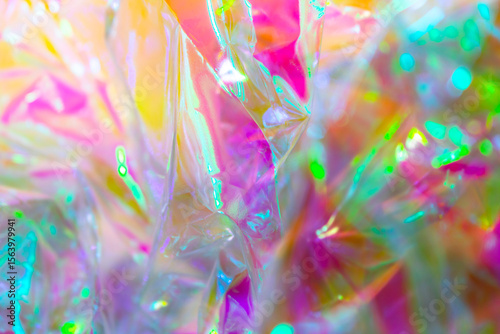 Fotografi Close-up of iridescent crinkled cellophane foil with vibrant reflections in pink
