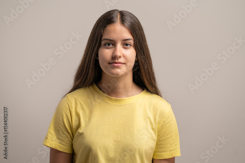 Foto Neutral expression front view headshot of a young woman.