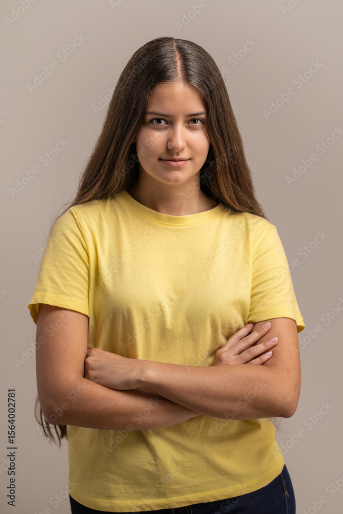 Obraz premium A young woman holding a reusable pink water bottle to stay hydrated.
