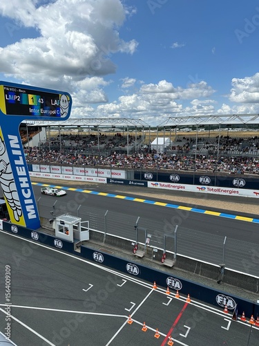 Foto View of the iconic Michelin sign with the “24” at the 24 Hours of Le Mans – featuring the grandstands, pit straight and city target structures in the background