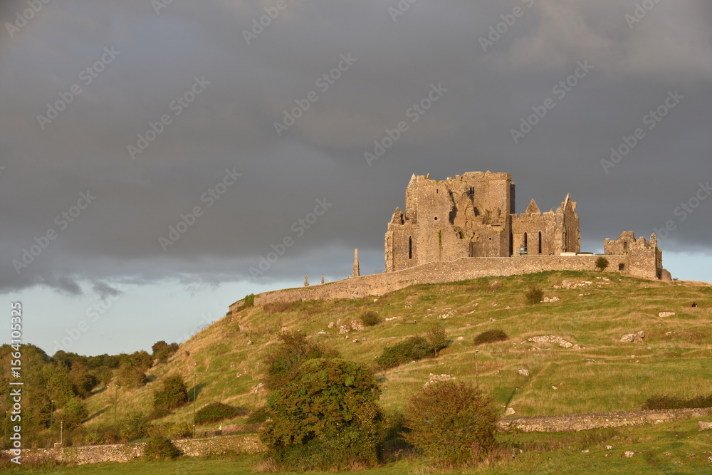 Obraz premium cong abbey village same name straddling sunset