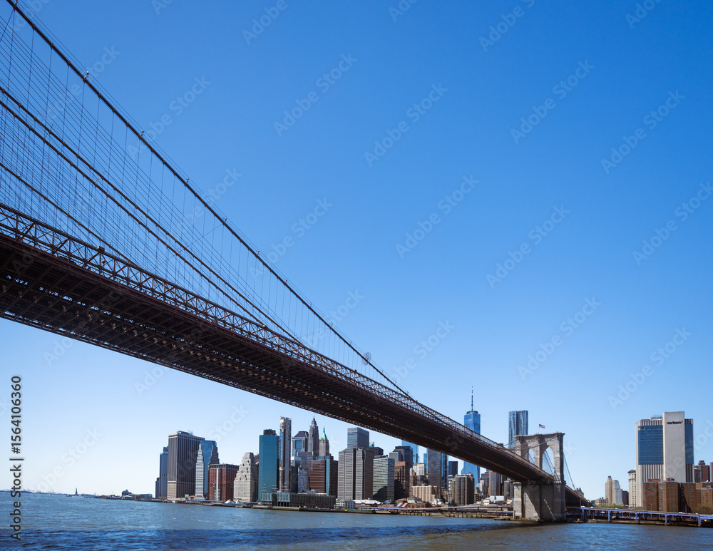 Naklejka premium Brooklyn Bridge and Lower Manhattan Skyline