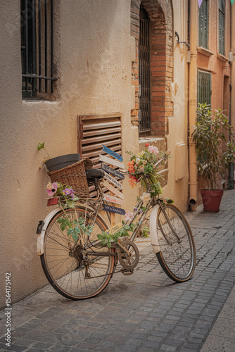 Velo fleuri dans les rue du vieux village de pêcheur Collioure en France