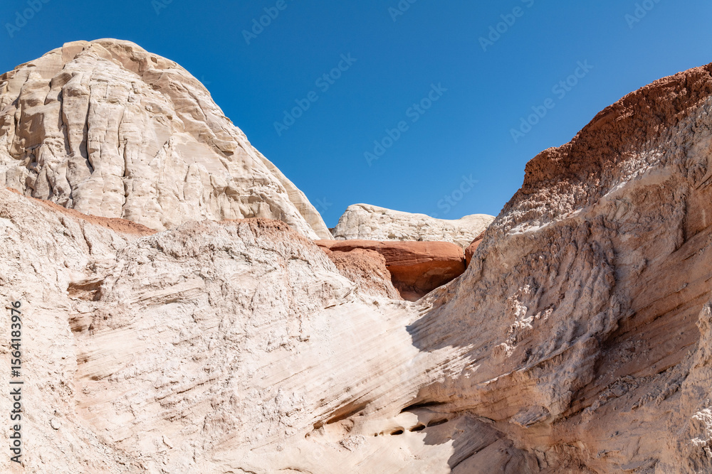 Obraz premium The Entrada Sandstone（Middle Jurassic） is a formation in the San Rafael Group，Mostly fine-grained sandstone. Toadstool Hoodoos Trail, Kane County, Utah geology . Weathering, erosion.