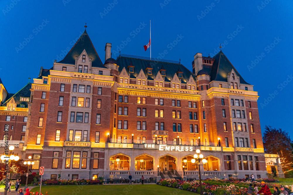 Naklejka premium Fairmont Empress Hotel at evening in Victoria, Canada