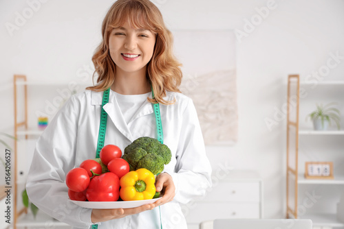 Female nutritionist with he...