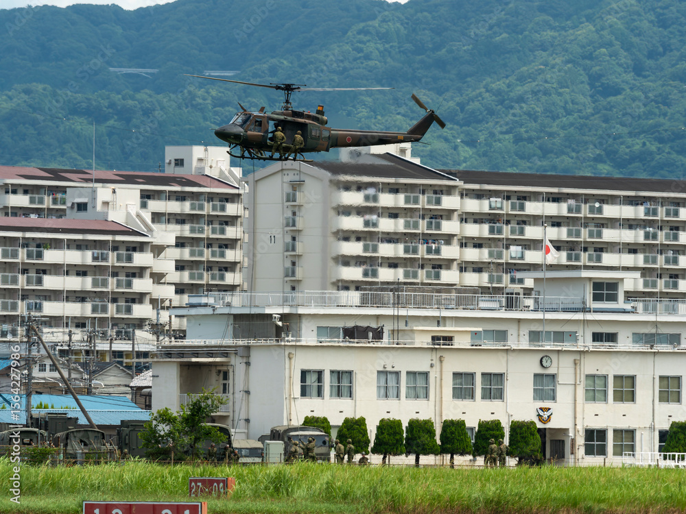Obraz premium ヘリコプターからの降下訓練を行う陸上自衛隊の隊員