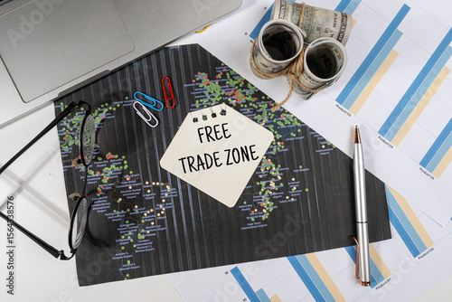 Cuadro en lienzo Free Trade Zone Note on Office Desk – Global Business Concept