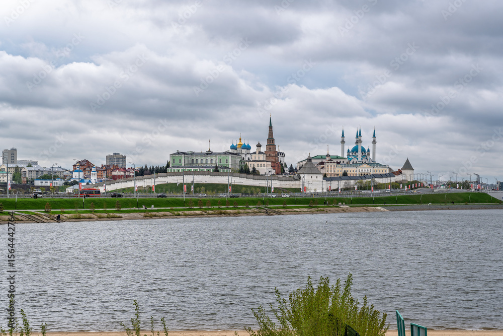 Obraz premium Cityscape of the embankment of the city of Kazan and the Kazan Kremlin. Russia