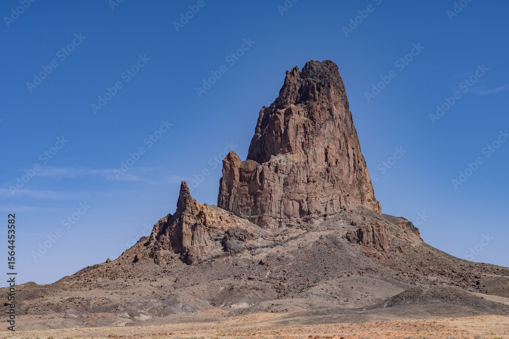 Fototapeta premium Agathlan / Agathla Peak is an eroded volcanic plug consisting of volcanic breccia / Intrusive breccia ( Ti ). south of Monument Valley, Arizona. U.S. Route 163 (U.S. Highway 163, US 163)