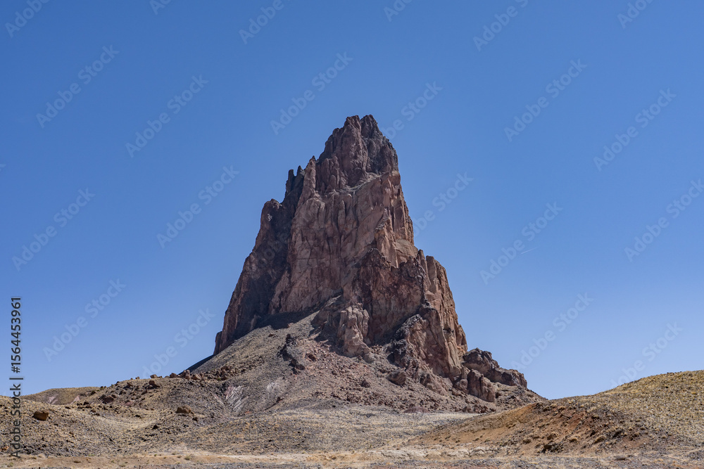 Fototapeta premium Agathlan / Agathla Peak is an eroded volcanic plug consisting of volcanic breccia / Intrusive breccia ( Ti ). south of Monument Valley, Arizona. U.S. Route 163 (U.S. Highway 163, US 163)