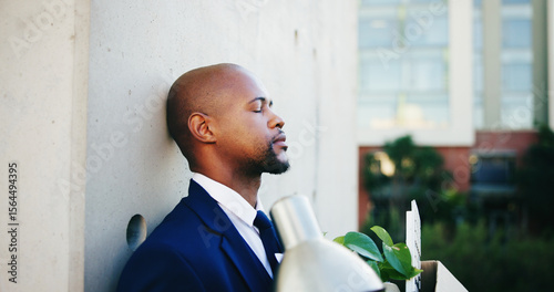 Foto Bankruptcy, fired and unemployment with business black man in city for reaction to job loss