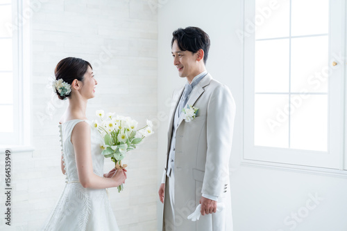 向き合う新郎新婦