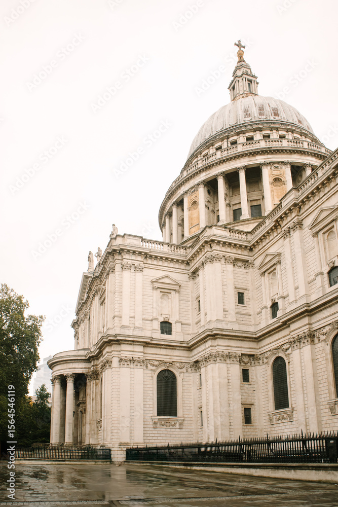 Obraz premium St Paul’s Cathedral Exterior on Overcast Day in London, England