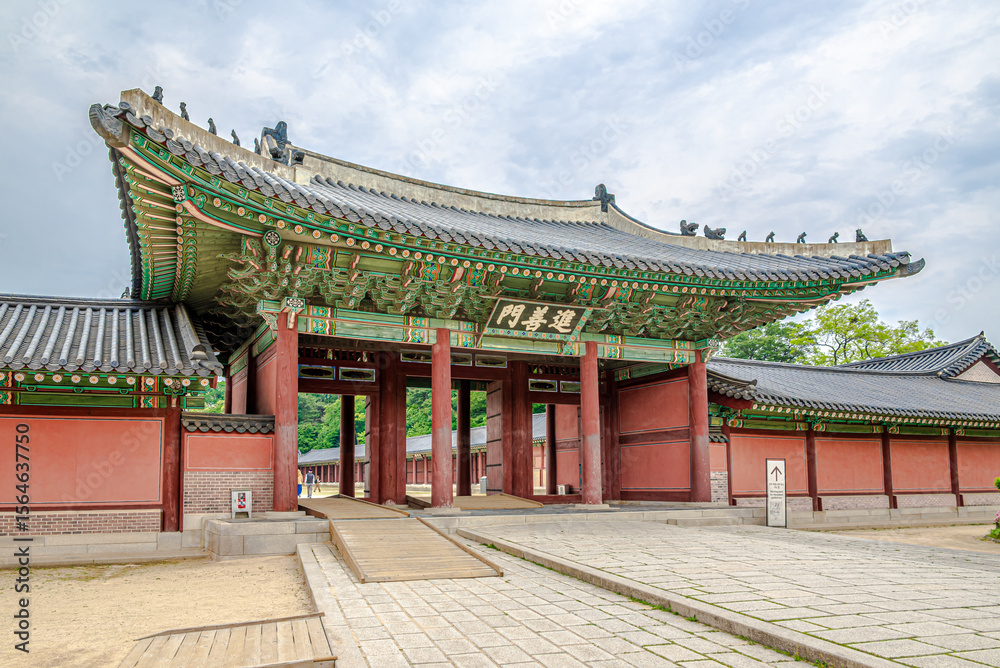 Obraz premium View at the Gate to Changdokkung Palace in the streets of Seoul City in South Korea
