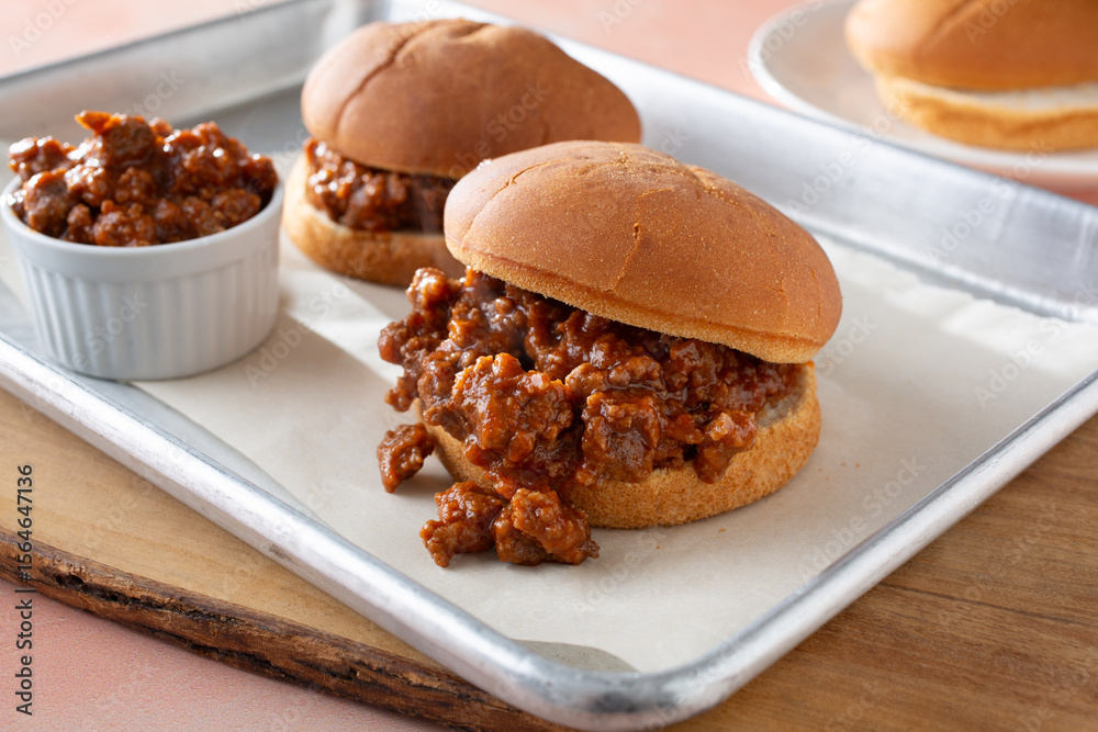 Ταπετσαρία A view of a sloppy joes, featuring gluten-free buns.