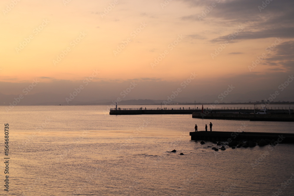 Obraz premium 江ノ島大橋周辺の日没時の風景 夕景