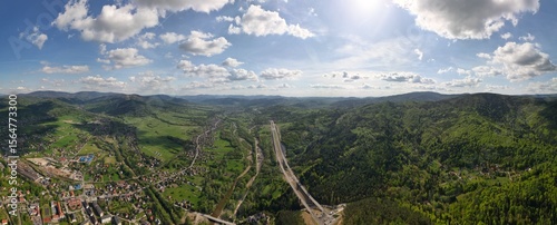 Budowa drogi ekspresowej S1 między Węgierską Górką a Milówką widziana z drona w wiosenny dzień. Construction of the S1 expressway between Węgierska Górka and Milówka captured by drone on a spring day 