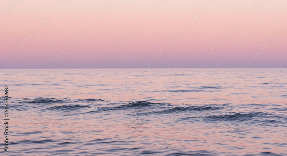 Obraz premium Tranquil Sunset Horizon: A breathtaking panorama of a serene ocean, bathed in the soft, pastel hues of a tranquil sunset, evoking a sense of calm and serenity.