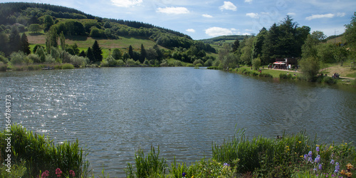 Panorama sur le lac d'Yseron dans le département du Rhône