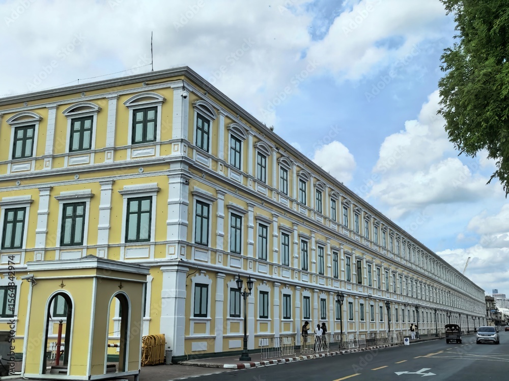 Obraz premium Long Yellow Building with Green Windows in Bangkok
