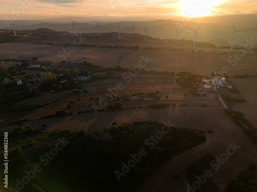 Foto An expansive aerial view of the Casares Valley at sunset, with numerous wind tur