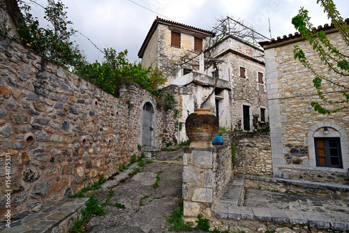 idyllische Gasse in dem griechischen Dorf Lagkada (Mani, Peloponnes, Griechenland)  // Idyllic alley in the Greek village of Lagkada (Mani, Peloponnese, Greece)
