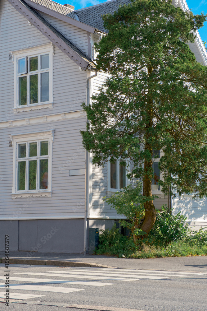 Fototapeta premium street view of wooden houses and road signs in Stavanger Norway urban travel photography,노르웨이 스타방에르의 목조 주택과 도로 표지판이 있는 도시 스트릿뷰 여행 사진