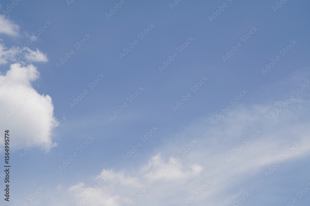 Obraz premium Reiner blauer und weißer Wolken Himmel mit Licht und Stimmung