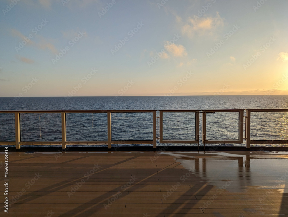 Obraz premium Beautiful sunrise on board at sea