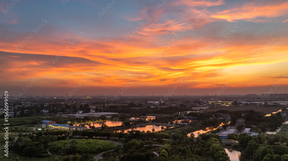 Obraz premium The scenery of the city's fiery clouds at sunset