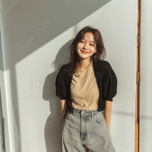 여름 패션의 한국 여성의 미소