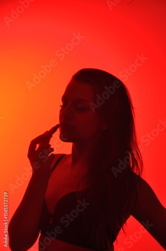 beldade sensual usando batom 