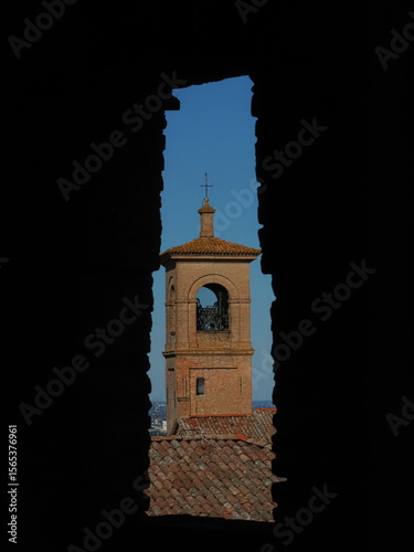 Dozza, provincia di Bologna, nord Italia. Il campanile visto da una feritoia della rocca medievale.