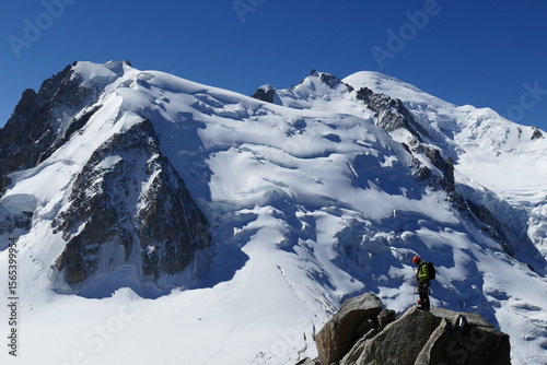 Alpiniste avec un panorama des aiguilles de chamonix au coeur de la haute-savoie	