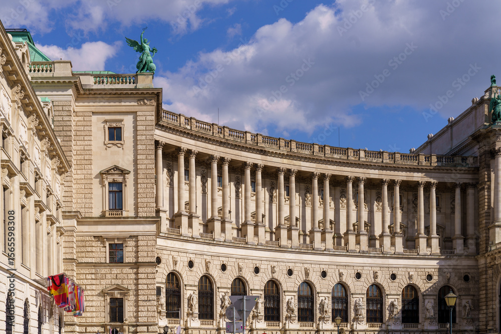 Obraz premium Curved colonnade of Neue Burg wing at Hofburg Palace in Vienna
