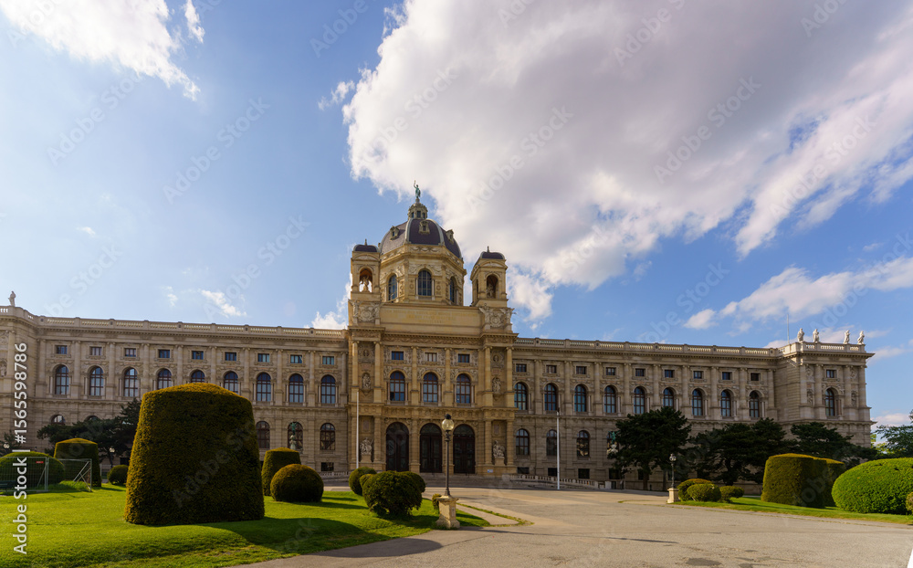 Obraz premium Natural History Museum building with garden view in Vienna, Austria