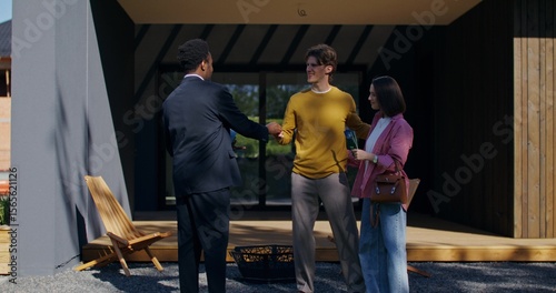 Quadro su tela The realtor hands over the keys to the buyers and congratulates them on their purchase of the property