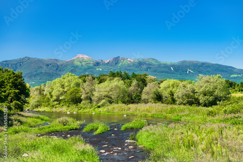 栃木県那須郡那須町　快晴の那須岳と余笹川の風景