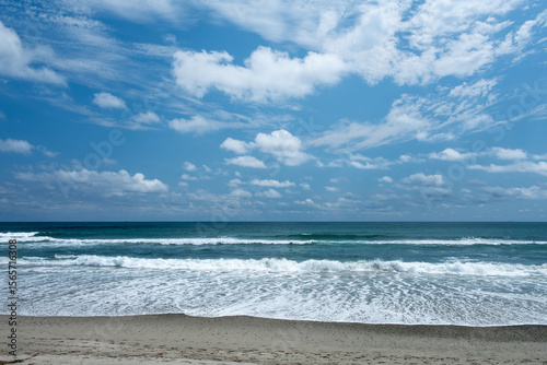 御前崎海岸から望む青空と波打つ太平洋の風景
：Pacific Ocean Waves and Blue Sky Seen from Omaezaki Coast, Shizuoka, Japan